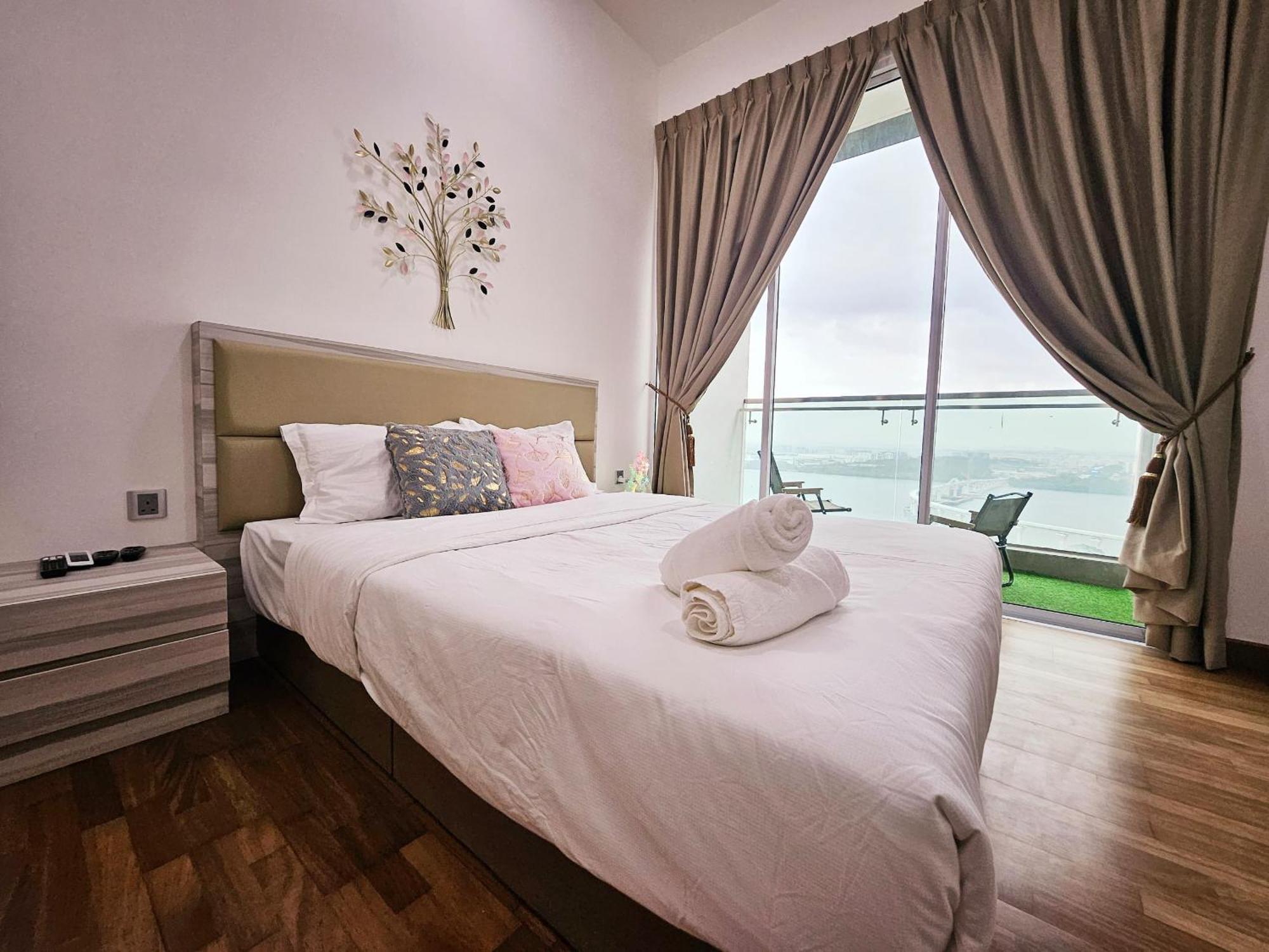 Paragon Suites Studios With Private Jacuzzi Near Ciq Rts Johor Bahru Exterior foto